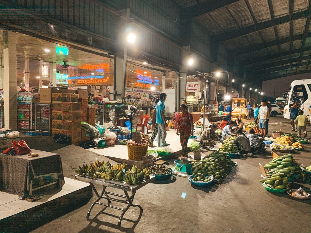 Lokale markt Cambodja onderweg.